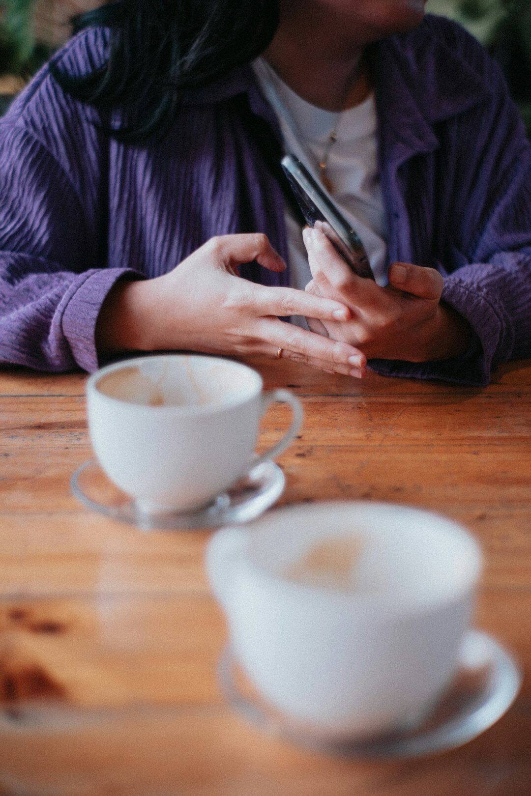 people using smartphones in cafe